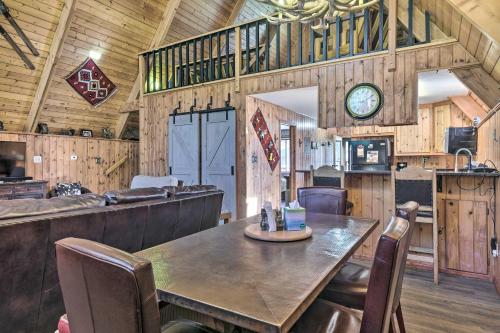 Kuchyň nebo kuchyňský kout v ubytování Ski-InandSki-Out Red River Cabin with Mtn Views!