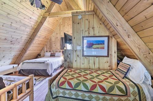 1 Schlafzimmer mit 2 Betten in einem Blockhaus in der Unterkunft Ski-InandSki-Out Red River Cabin with Mtn Views! in Red River