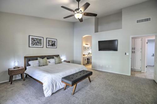 Ένα ή περισσότερα κρεβάτια σε δωμάτιο στο Upscale Home with Pool Less Than 5 Mi to TPC Scottsdale!