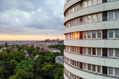 - un grand bâtiment avec vue sur la ville dans l'établissement Hotel Budapest, à Budapest