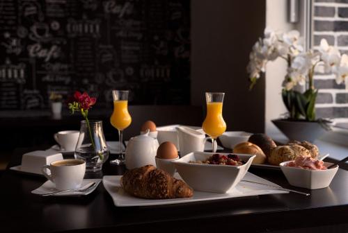 een tafel met een ontbijt van eieren en brood bij Hotel Shato Gesson in Praag