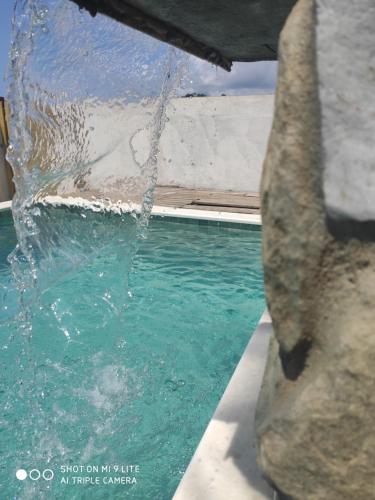 una piscina con una caída de agua saliendo de ella en Casa Souza, en Ilhéus