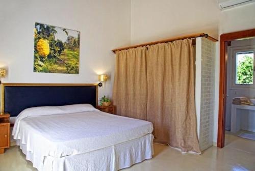 a bedroom with a bed and a window at Luna&Limoni Country in Muravera