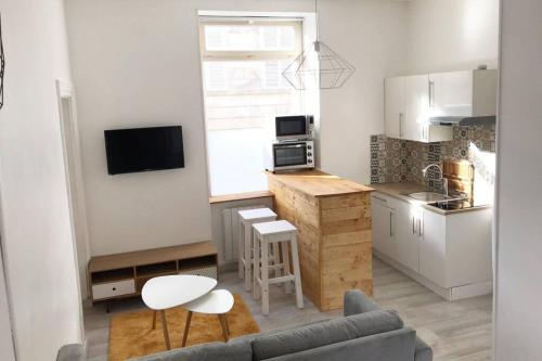 un petit appartement avec une cuisine et un salon dans l'établissement Studio cosy, hyper centre ville, à Auxerre