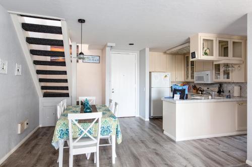 Kitchen o kitchenette sa 3 Bedroom! - Complex is on the beach with huge pool
