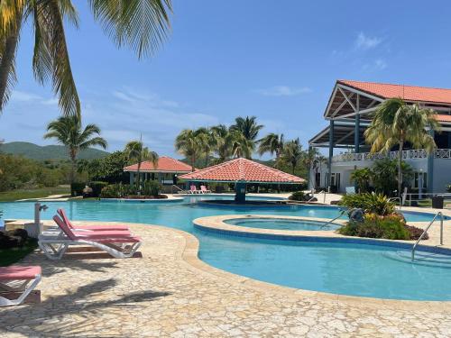 3104 Costa Bonita Beach Condo Culebra游泳池或附近泳池