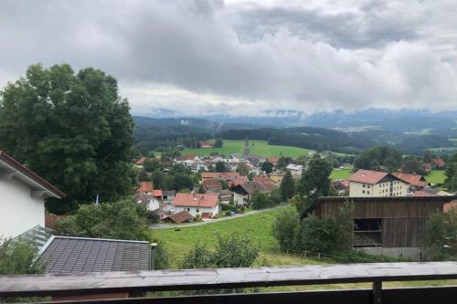 vista su una piccola cittadina con case e alberi di Apartment Tälerblick 2 a Böbrach