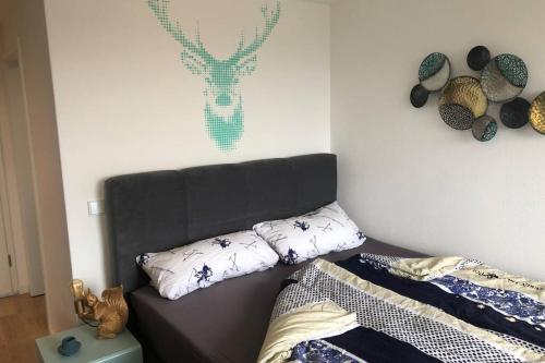 um quarto com uma cama com almofadas em Apartment Tälerblick 2 em Böbrach