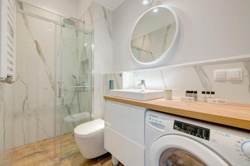 bagno con lavatrice e lavandino di Dom & House - Apartments Waterlane Vintage a Danzica