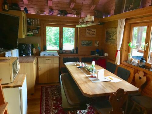 kuchnia z drewnianym stołem w pokoju w obiekcie Wasserfallhütte Saalbach w Saalbach Hinterglemm