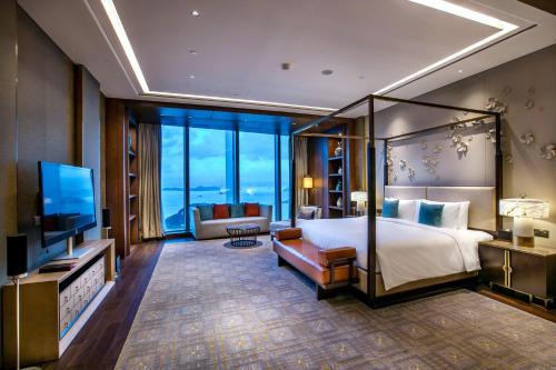 Postel nebo postele na pokoji v ubytování HUALUXE Xiamen Haicang Habour View