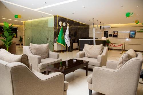 eine Lobby mit Sofas und einem Tisch in einem Gebäude in der Unterkunft فندق لامير إن Lamer in Hotel in Sharorah