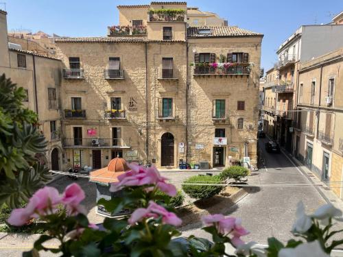 a view of an old building with pink flowers at Loft P&G in Enna