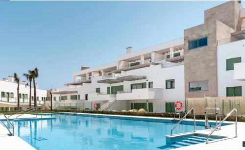 basen przed budynkiem w obiekcie OCEAN APARTAMENT !! 1ª Línea del Mar, piscina, parking, wifi w mieście Mojácar