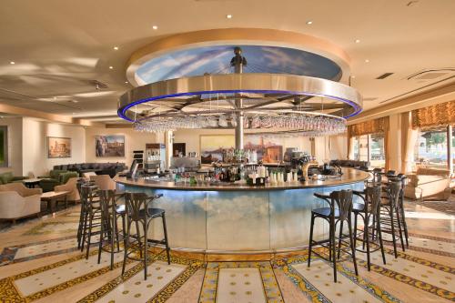 Khu vực lounge/bar tại Salamis Bay Conti Hotel Resort & SPA & Casino