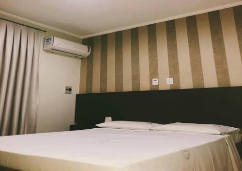Ένα ή περισσότερα κρεβάτια σε δωμάτιο στο David Plaza Hotel