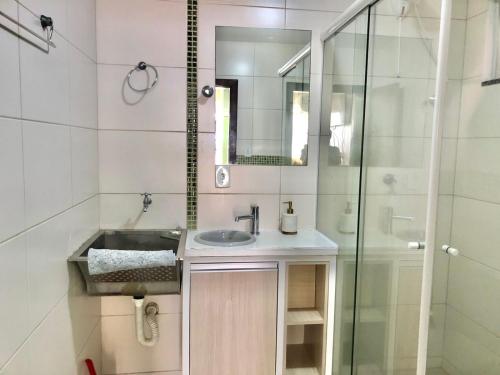 Koupelna v ubytování Kitnet no Centro de Bombinhas