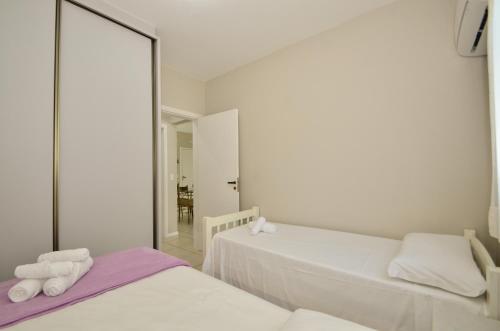 Un pat sau paturi într-o cameră la Agua Azul, Condomínio com Ótima infraestrutura a uma quadra da Praia Brava N396