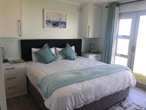 Una cama o camas en una habitación de Hermanus Beach Club - St Tides House 19