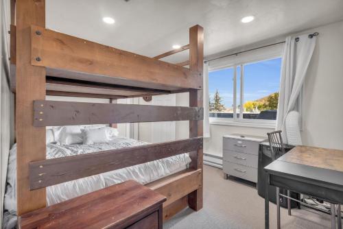 Ένα ή περισσότερα κρεβάτια σε δωμάτιο στο 2BD 2BA Condo with Hot Tub and Pool