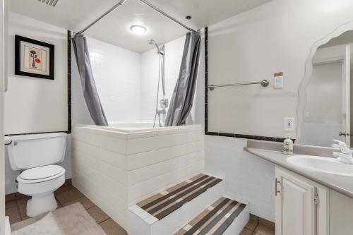 Et badeværelse på 2BD 2BA Condo with Hot Tub and Pool
