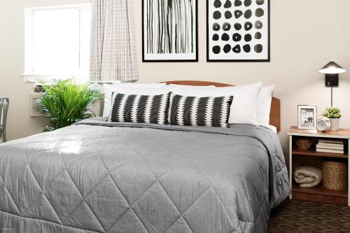 Un pat sau paturi într-o cameră la Intown Suites Extended Stay Nashville TN - Bellevue