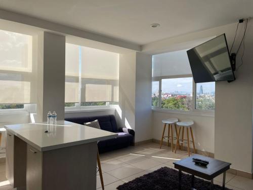 a living room with a tv and a kitchen with a couch at Boutique Apartment Downtown 707 two bedrooms in Mexico City