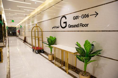 a hallway in a mall with a gourmet floor sign at فندق لامير إن Lamer in Hotel in Sharurah