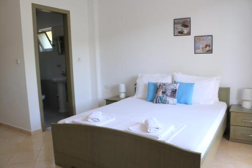 a bedroom with a large bed with towels on it at Lumra Rooms in Lukov&euml;