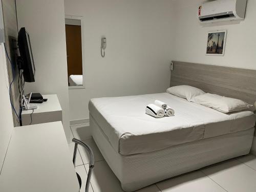 - un lit avec 2 serviettes dans une chambre dans l'établissement Flat Israel Unidade 308, à João Pessoa