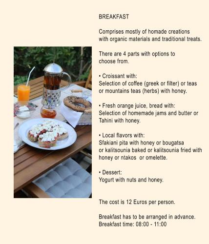 un tavolo con un piatto di cibo sopra di Rayon De Soleil a Chania