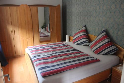 Een bed of bedden in een kamer bij Ferienhaus Im Winkel