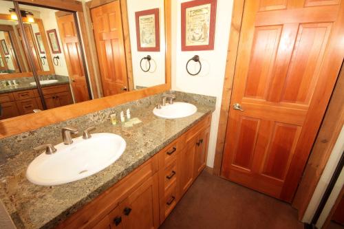 a bathroom with two sinks and a large mirror at Mountainback #52, Loft, Corner in Mammoth Lakes