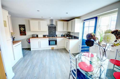 Kuchyň nebo kuchyňský kout v ubytování Hotties House - Two-Bed Cottage, Dog-Friendly & Off-Street Parking -