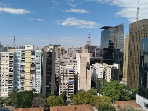 Blick auf die Skyline der Stadt mit hohen Gebäuden in der Unterkunft Wall Street 1905 in São Paulo