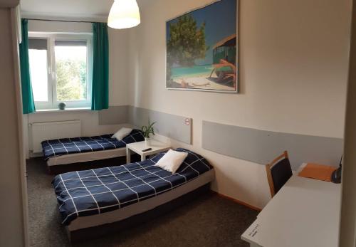 Giường trong phòng chung tại Noclegi Malta Poznań