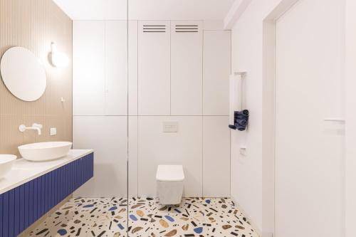 a bathroom with a shower and a toilet and a sink at Zatoka Relaksu Mechelinki in Mechelinki