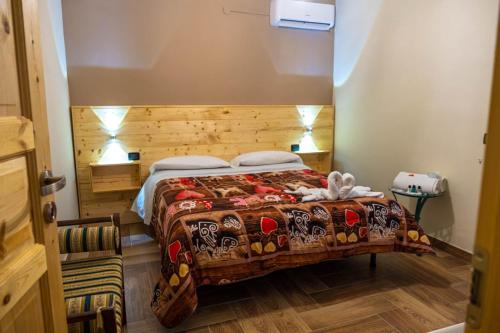 a bedroom with a bed with a wooden headboard at Hotel Sirio in Boscotrecase