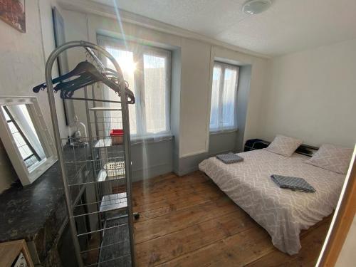a bedroom with a bed and a glass walk in shower at Appart au 1 etage in Saint-Rémy-sur-Durolle