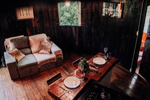 a living room with a couch and a table at Pipa Merlot in Petrópolis