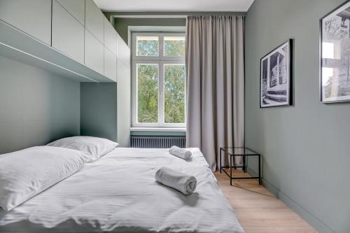 Giường trong phòng chung tại Grand Apartments - Willa Herbsta Sopot Apartament