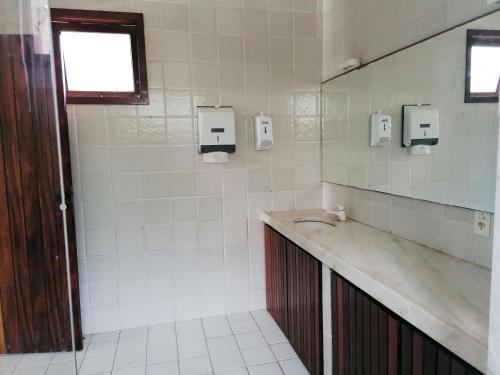 A bathroom at Villa Oloh com lazer completo em Caucaia - CE