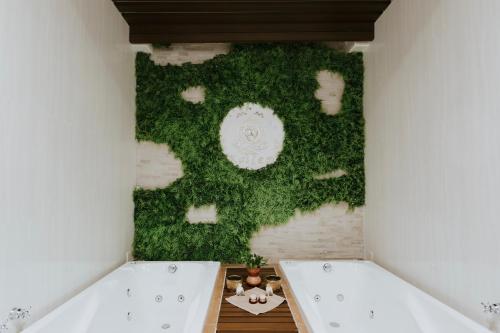 una stanza con un muro di erba e fiori di Dos Patios Querétaro Curamoria Collection a Querétaro