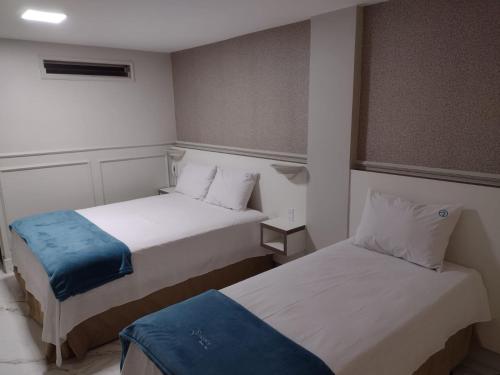 two beds in a hotel room with two at Antonio's Hotel e Spa - Airport in Brasilia