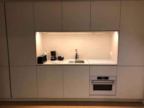 una cucina con lavello e fornello di Cozy canide beach apartment a Canidelo