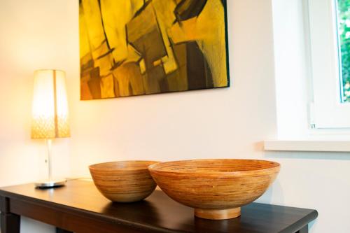 two wooden bowls sitting on a table with a lamp at Ferienwohnung auf ehemaligen Bauernhof in der Nähe von Bamberg in Walsdorf