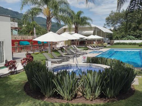un complexe avec une piscine et des chaises longues dans l'établissement Hotel del Pescador, à Ajijic