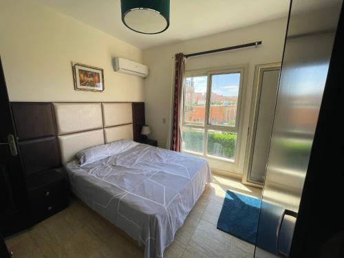 Ein Bett oder Betten in einem Zimmer der Unterkunft Yahia Blumar North Coast