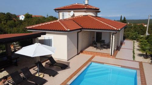 willa z basenem i domem w obiekcie Villa Veglia w Krku