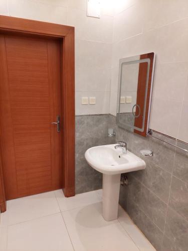 A bathroom at المهيدب للوحدات السكنية